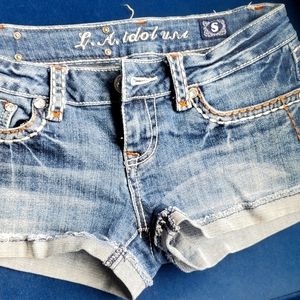 La idol Jean shorts